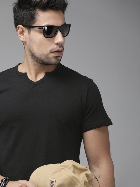 roadster men black solid v neck t shirt